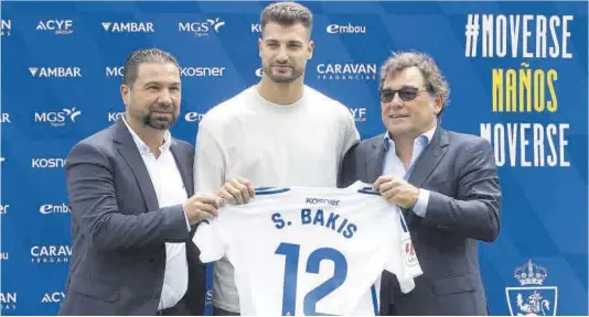  ?? Andreea Vornicu ?? Juan Carlos Cordero, director deportivo, y Raúl Sanllehí, director general, flanquean a Bakis, la gran apuesta del club en esta temporada.