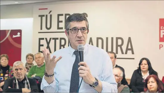  ?? JERO MORALES / EFE ?? Patxi López celebró anoche un acto de campaña en Mérida, en el que actuó como anfitrión el presidente extremeño, Guillermo Fernández Vara