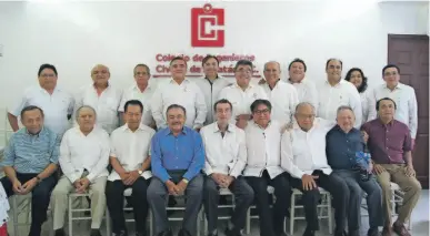  ??  ?? Sentados, ingenieros Ramón Heredia Trujillo, Julio Puerto Cervera, Fernando Segovia Sosa, Tuffy Gáber Arjona, Carlos Medina de la Cruz, Enrique Escalante Galaz, José Alonso Méndez Lara, Raúl Cetina Loría y Julio César López Gual; de pie, ingenieros...