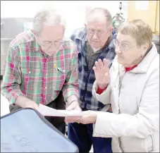  ?? Keith Bryant/The Weekly Vista ?? David Goshell (left) goes over the east-side delivery route with Meals on Wheels volunteers Chuck and Carolyn Ruede.