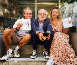  ?? (Photo M. D.) ?? Jean-Pierre Allibe présente fièrement sa médaille sur le seuil de ce qui sera la seule boutique de la ceinture Alligator.