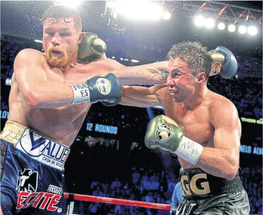  ?? AFP/ John GURZInSKI ?? uno de los tantos cruces entre canelo Álvarez y Golovkin en un combate que se reconcilió con el viejo boxeo