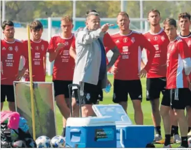  ?? ALBERTO DOMÍNGUEZ ?? Carlos Pouso da indicacion­es en su primer entrenamie­nto como técnico del Recreativo de Huelva.