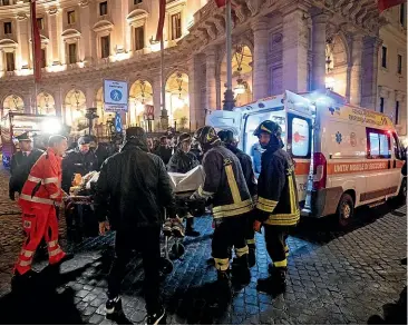  ?? AP ?? Emergency services tend to the injured after an escalator at the ‘‘Repubblica’’ subway station in Rome crashed.