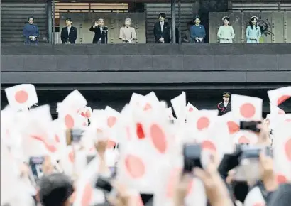  ?? TOSHIFUMI KITAMURA / AFP ?? Akihito, junto a la familia imperial, saludando a las miles de personas que le vitoreaban ayer en Tokio