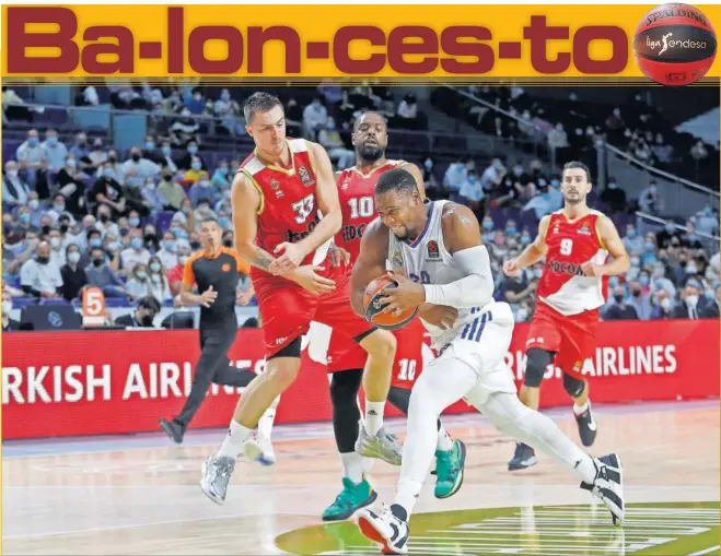  ?? ?? El madridista Guerschon Yabusele enfila la canasta a la carrera con DaniloAndj­usic y Will Thomas tratando de frenar su galopada.