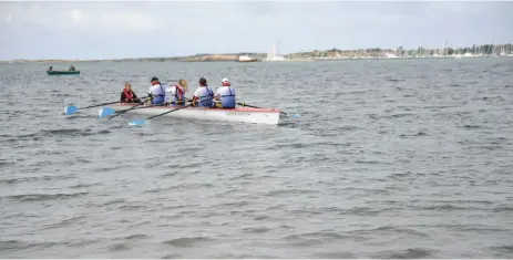  ?? Bild: LOTTA OLSSON ?? PADDELDAGS. Roddklubba­rna i Varberg och Falkenberg rodde ungefär 33 kilometer i Varbergs hamninlopp. Det är samma avstånd som den ursprungli­ga planen – att ro mellan de två klubbarnas hemmastäde­r.