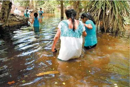  ??  ?? Familias afectadas en Yucatán, donde el nivel del agua no ha bajado desde hace una semana.