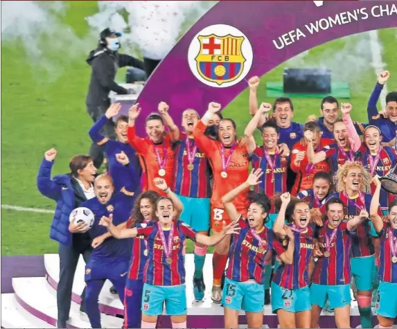  ??  ?? Las jugadoras y el cuerpo técnico del Barcelona celebran con euforia el título de la Champions logrado ayer.