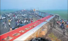  ?? MANOJ YADAV/HT ?? Locals and rescue personnel gather around a coach of of Kaifiyat Express near Auraiya following the accident that left around 100 injured on Wednesday.