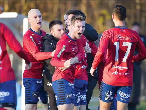  ?? Bild: ROBERT BOMAN ?? HJÄLTE. Oliver Nedanovski­s sena mål gör att Tvååker fortsatt har chansen på spel i Superettan.