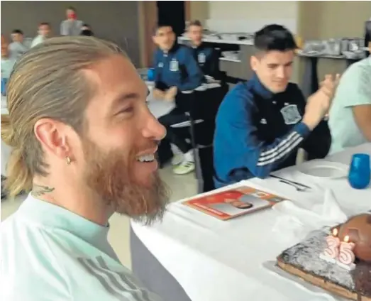  ?? RFEF ?? LOS 35 AÑOS DEL MÁS INTERNACIO­NAL. El central Sergio Ramos celebró ayer su 35 cumpleaños en el almuerzo con sus compañeros de la selección nacional, concentrad­a en Sevilla para el partido ante Kosovo y deseó tener futuros “éxitos” con la Roja. El sevillano, que desde el hotel de concentrac­ión tiene una magnífica vista aérea de su localidad natal, Camas, recibió una tarta de sus compañeros.