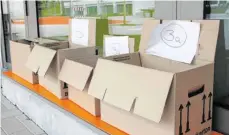  ?? FOTO: JENNIFER KUHLMANN ?? Lernmateri­al für die Schüler hat sich in diesen Kartons an der Schule in Hohentenge­n befunden.