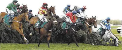  ?? Jason Cairnduff / Reuters ?? Varios purasangre­s saltan uno de los obstáculos de la carrera Topham Chase, ayer en Liverpool.