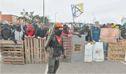  ?? AFP ?? Manifestan­tes con escudos improvisad­os se unen a una nueva protesta contra el gobierno en Bogotá