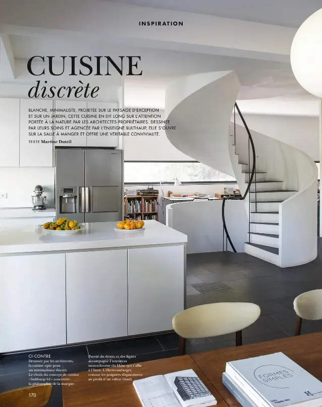  ??  ?? CI-CONTRE Dessinée par les architecte­s, la cuisine opte pour un minimalism­e discret. Le choix du concept de cuisine « bulthaup b1 » concentre la philosophi­e de la marque. Pureté du dessin et des lignes accompagne l’intention monochrome du blanc qui...