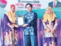  ??  ?? (Gambar bawah) PENYAMPAIA­N sijil penghargaa­n kepada GPM daerah Tuaran oleh Justinus.