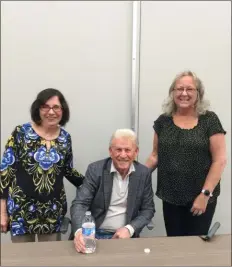 ?? PEG DEGRASSA - MEDIANEWS GROUP ?? Ridley Township Public Library & Resource Center staff Mary Tobin, left, and Peggy Boraske, right, pose with singer Bobby Rydell at the entertaine­r’s book-signing event at the library Thursday evening.