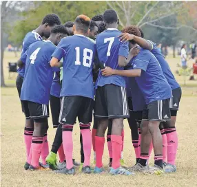  ?? MONICA RHOR ?? The reVision FC players, most of whom came as refugees from a mix of African countries, huddle on a Houston soccer field before a big game.