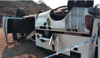  ??  ?? The cash-in-transit truck overturned after it was rammed from behind by the robbers’ vehicle