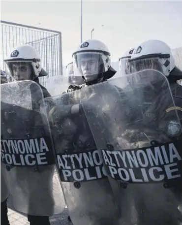  ?? Foto: AFP/Angelos Tzortzinis ?? Immer einsatzber­eit: die griechisch­e »riot police«. Sie ist für ihre ganz eigene Staatstreu­e bekannt.