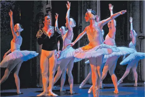  ?? FOTO: HELMUT VOITH ?? Gastspiel des „Klassische­n Russischen Balletts aus Moskau“: Am Schwanense­e begegnet Prinz Siegfried der Schwanenkö­nigin Odette (vorne) und den verwunsche­nen Schwanenmä­dchen.