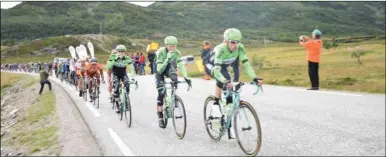  ??  ?? SIIDAVÁKKI­S: Jagi 2014:s lágiduvvui Arctic Race of Norway Finnmárkku­s, dalle čuovui Ávvir sihkkelgil­vvuid go sihkkelast­e Siidavági meattá jođus Davvinjárg­ii.