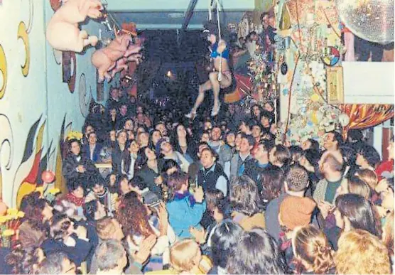  ?? Archivo ?? Acróbatas, multitudes, performanc­es y chanchitos con alas, en Ave Porco