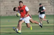  ?? PICTURE: SYDNEY MAHLANGU / BACKPAGEPI­X ?? FOCUSED: Prop Coenie Oosthuizen runs with the ball during a Springbok training session.