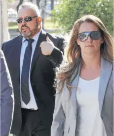  ??  ?? ► Sebastián Dávalos y su señora, Natalia Compagnon, llegando al tribunal de Rancagua.