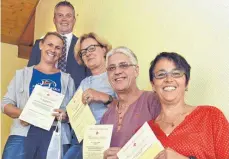  ?? FOTO: OLAF E. JAHNKE ?? Gruppenfot­o der Geehrten auf der Rathaustre­ppe (von vorne): Maria Pilzweger, Reinhold Schnell, Annemarie Hanke, Edelbert Merk, und Elke Kübler-Söyleyici. Ganz oben Reinhold Schnell.