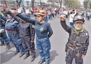  ??  ?? Homenaje. Solidarios los capitalino­s salieron a las calles en el Macrosimul­acro.