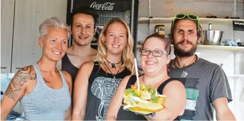  ?? Fotos: Alexander Millauer ?? Darf’s vegan, vegetarisc­h oder mit Fleisch sein? Manuela Knie, Ahmad Assaf, Sonja Diersch, Jasmin Klein und Wolfgang Resch (von links) bieten an ihrem Stand „Monoloco“beim Streetfood Festival in Dillingen allerlei Salate an, die in Weizentort­illas...