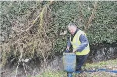  ??  ?? Cllr David Sanders working to clear the rubbish