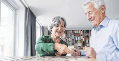  ?? FOTO: DPA ?? Am besten trainieren Gespräche und gemeinsame Aktivitäte­n, wie etwa Gedächtnis­spiele, das Gehirn.