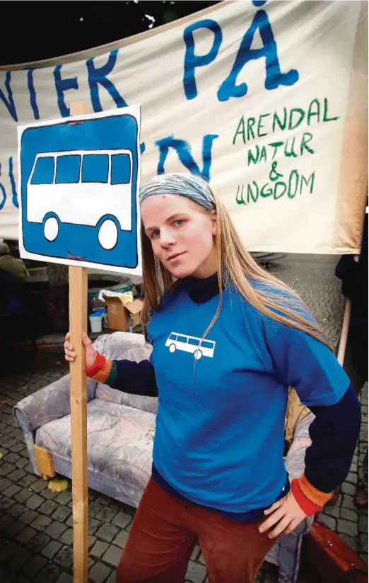 ??  ?? ENGASJERT: Haldis Kismul i Arendal Natur og ungdom stilte opp sak i Agderposte­n i ungdommen, naermere bestemt i 2002. Hun ventet på bussen som skulle gjøre det unødvendig å bruke bil i Arendal.