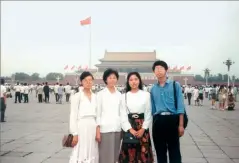  ??  ?? En 1992, visitamos Beijing y mi papá nos tomó una foto en la Plaza Tian´anmen. Yo estoy entre mi mamá y mi hermano.