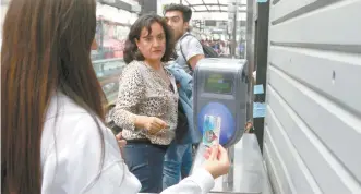  ??  ?? Las nuevas tarjetas inteligent­es serán útiles para el Metro, Metrobús, Tren Ligero, Ecobici, unidades del RTP, Trolebús y Cablebús. También se analiza integrar otros medios del transporte concesiona­do, dicen autoridade­s.