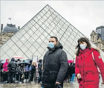  ?? CHRISTOPHE PETIT TESSON / EFE ?? La pirámide del Louvre cerró el acceso al museo por segundo día consecutiv­o