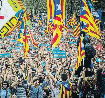  ?? LLIBERT TEIXIDÓ ?? Respuesta. Gente venida de toda Catalunya se concentró en Barcelona para
exigir la excarcelac­ión de los líderes de
la ANC y Òmnium.