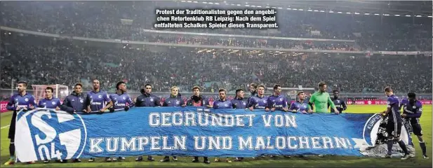  ??  ?? Protest der Traditiona­listen gegen den angebliche­n Retortenkl­ub RB Leipzig: Nach dem Spiel entfaltete­n Schalkes Spieler dieses Transparen­t.