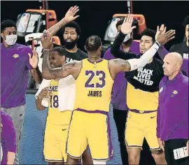  ?? MIKE EHRMANN / REUTERS ?? Lebron James y sus compañeros celebran la victoria de los Lakers