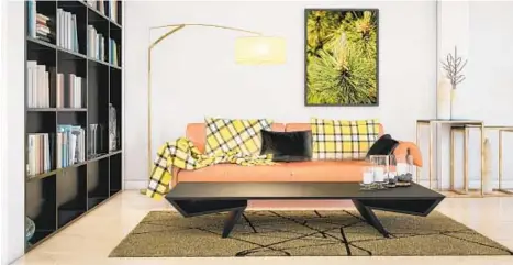  ?? GETTY IMAGES ?? Plaids are making a comeback, even in the living room. Look for cheerful colors and smaller patterns.