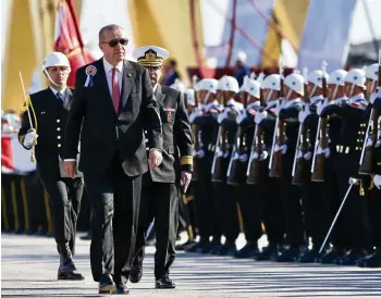  ?? AHMET BOLAT / PA / AA ?? Der türkische Präsident Recep Tayyip Erdogan bei einer Truppenpar­ade in Istanbul.