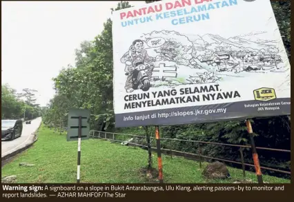  ?? — AZHAR MAHFOF/ The Star ?? Warning sign: A signboard on a slope in Bukit Antarabang­sa, Ulu Klang, alerting passers-by to monitor and report landslides.