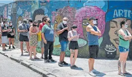  ?? Afp ?? Cariocas hacen fila en Río de Janeiro para votar