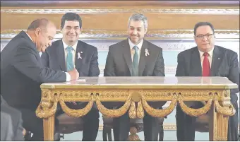  ??  ?? Gustavo Volpe, titular de UIP; Hugo Velázquez, Mario Abdo, vicepresid­ente y presidente de la República, y José Alberto Alderete, director de Itaipú, en la firma del convenio.