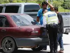  ??  ?? ORANG awam yang melanggar perintah pulang ke kampung dikenakan kompaun oleh polis.