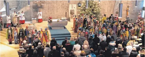  ?? FOTO: AEP ?? Feierlich: Sternsinge­r gestaltete­n den Gottesdien­st am Drei-Königstag in der vollbesetz­ten Marienkirc­he mit.