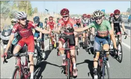  ?? FOTO: EFE ?? Froome, Nibali y Zakarin en el tradiciona­l brindis camino de las calles de Madrid